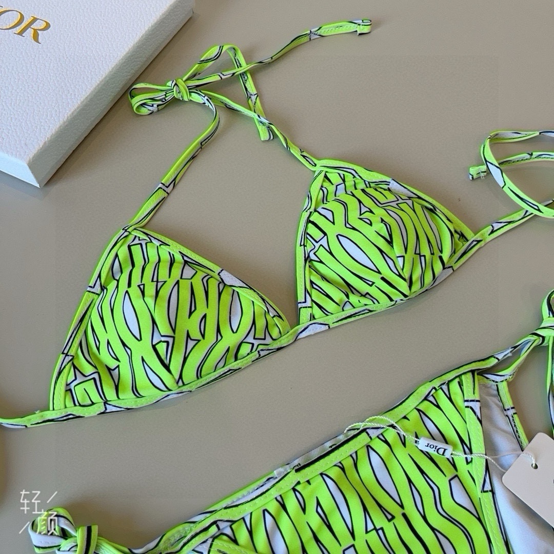 。
Dior迪奥 新款比基尼泳衣👙❤️😍🥰适合多种场景的游泳衣🏊‍♀️海边 游泳池 温泉 水上乐园 漂流