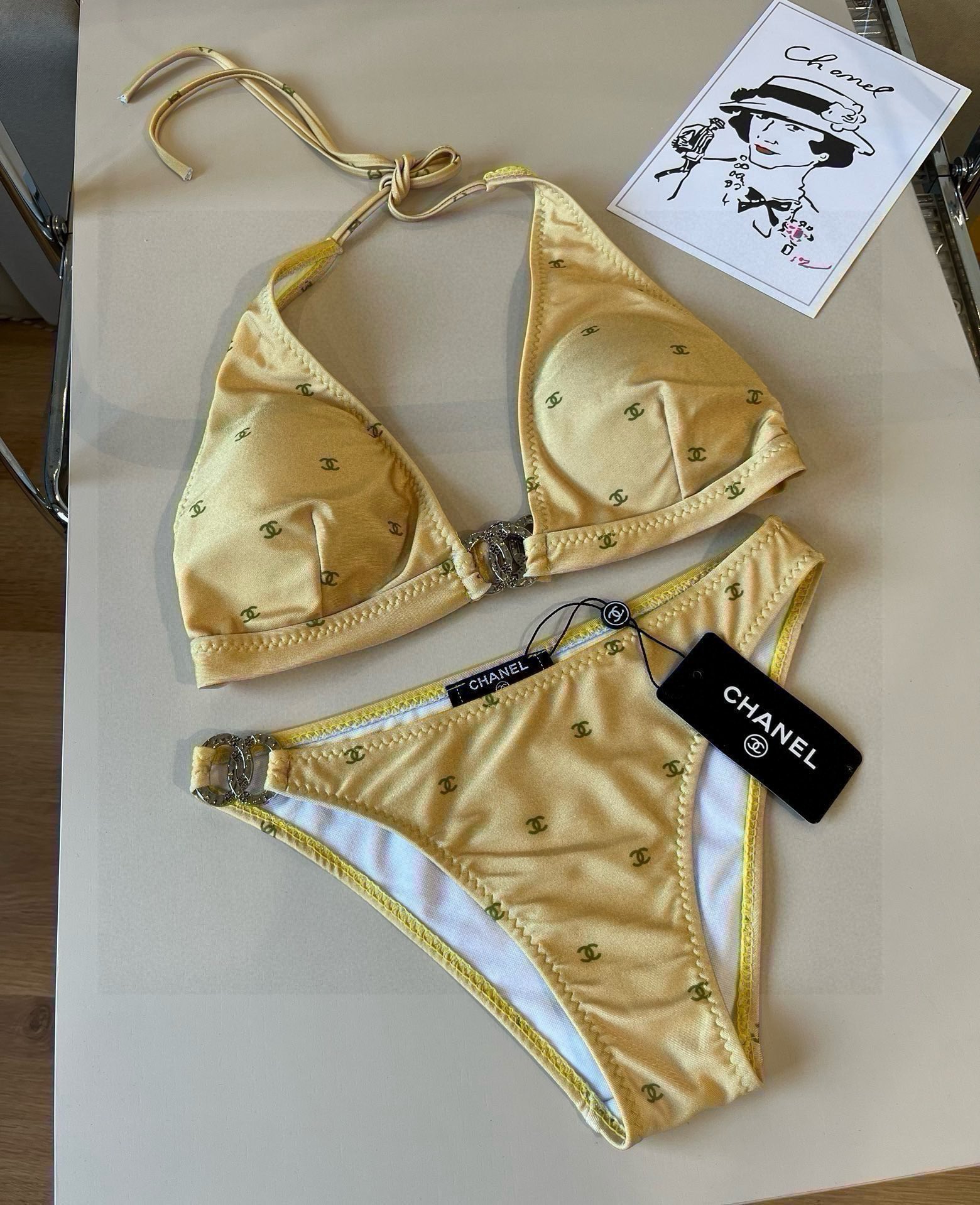 。
Chanel比基尼泳衣  😍🥰适合多种场景的游泳衣🏊‍♀️海边 游泳池 温泉 水上乐园 漂流都可以😌