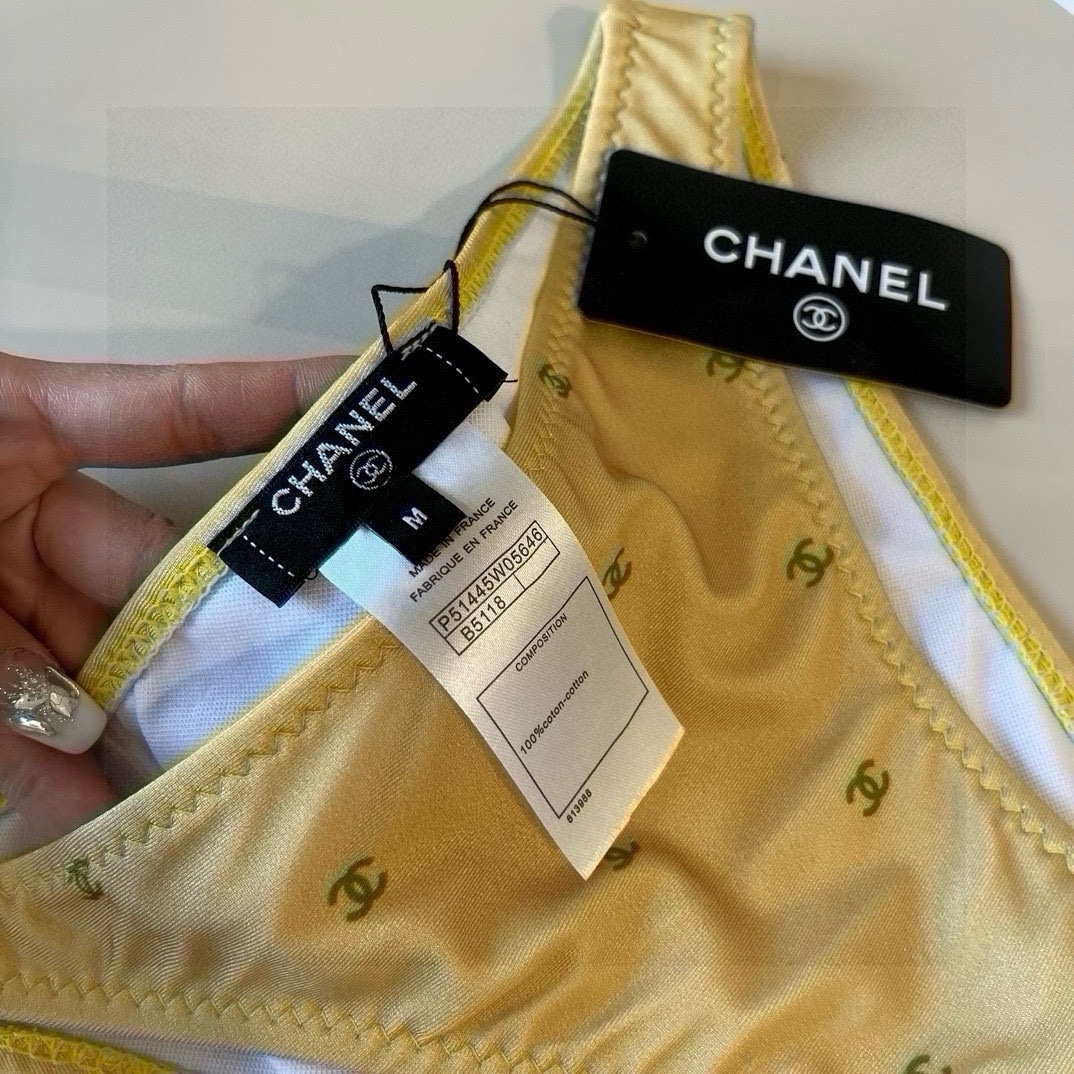 。
Chanel比基尼泳衣  😍🥰适合多种场景的游泳衣🏊‍♀️海边 游泳池 温泉 水上乐园 漂流都可以😌