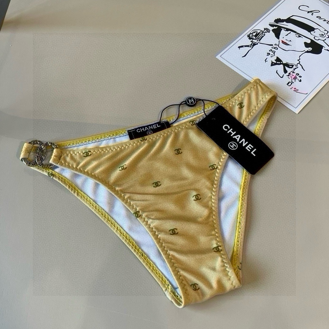 。
Chanel比基尼泳衣  😍🥰适合多种场景的游泳衣🏊‍♀️海边 游泳池 温泉 水上乐园 漂流都可以😌