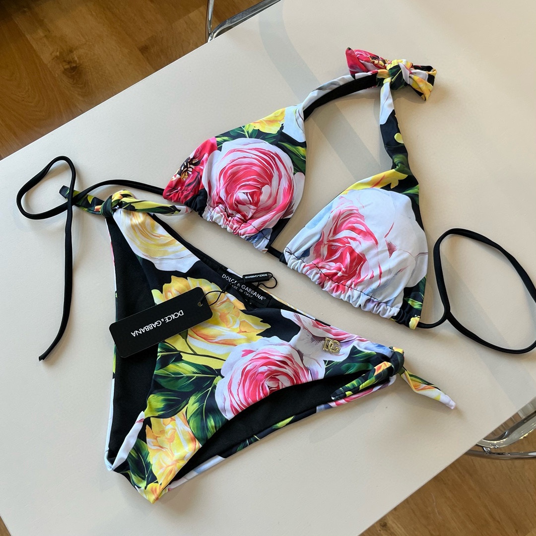 。
D&G杜嘉班纳新款分体泳衣😍🥰适合多种场景的游泳衣🏊‍♀️海边 游泳池 温泉 水上乐园 漂流都可以😌