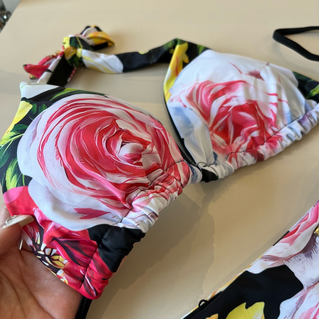 。
D&G杜嘉班纳新款分体泳衣😍🥰适合多种场景的游泳衣🏊‍♀️海边 游泳池 温泉 水上乐园 漂流都可以😌