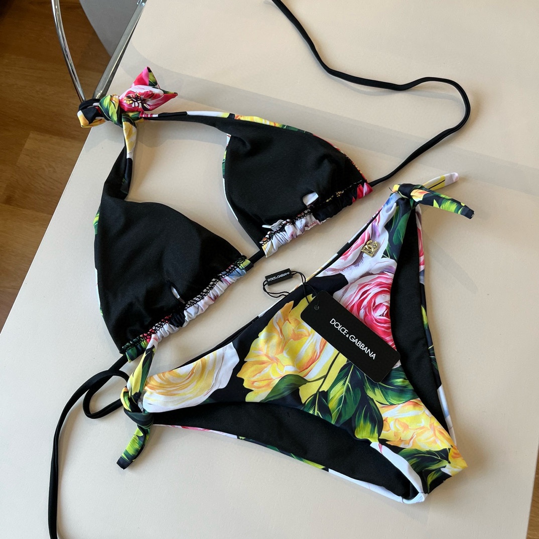 。
D&G杜嘉班纳新款分体泳衣😍🥰适合多种场景的游泳衣🏊‍♀️海边 游泳池 温泉 水上乐园 漂流都可以😌