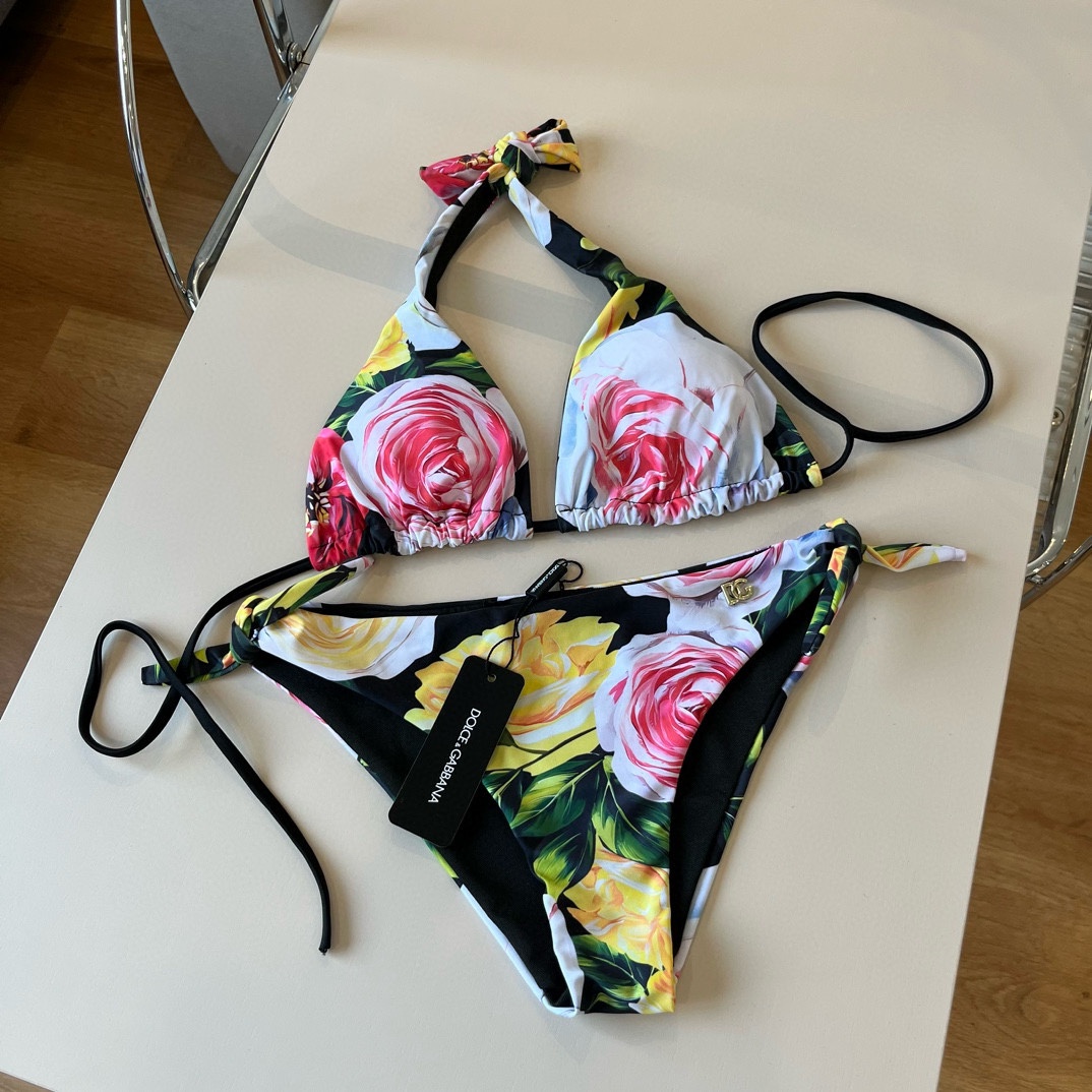 。
D&G杜嘉班纳新款分体泳衣😍🥰适合多种场景的游泳衣🏊‍♀️海边 游泳池 温泉 水上乐园 漂流都可以😌