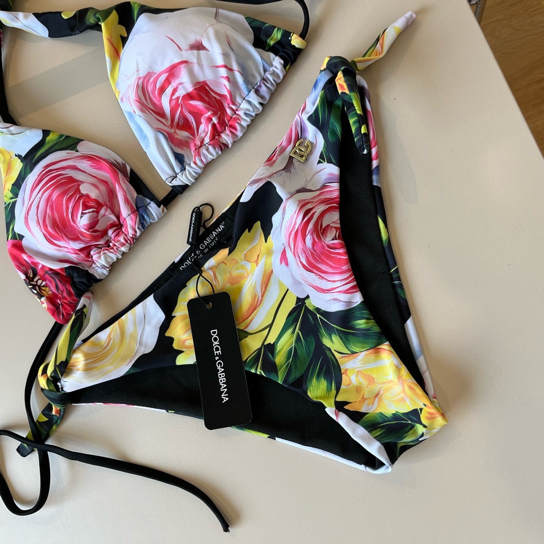 。
D&G杜嘉班纳新款分体泳衣😍🥰适合多种场景的游泳衣🏊‍♀️海边 游泳池 温泉 水上乐园 漂流都可以😌