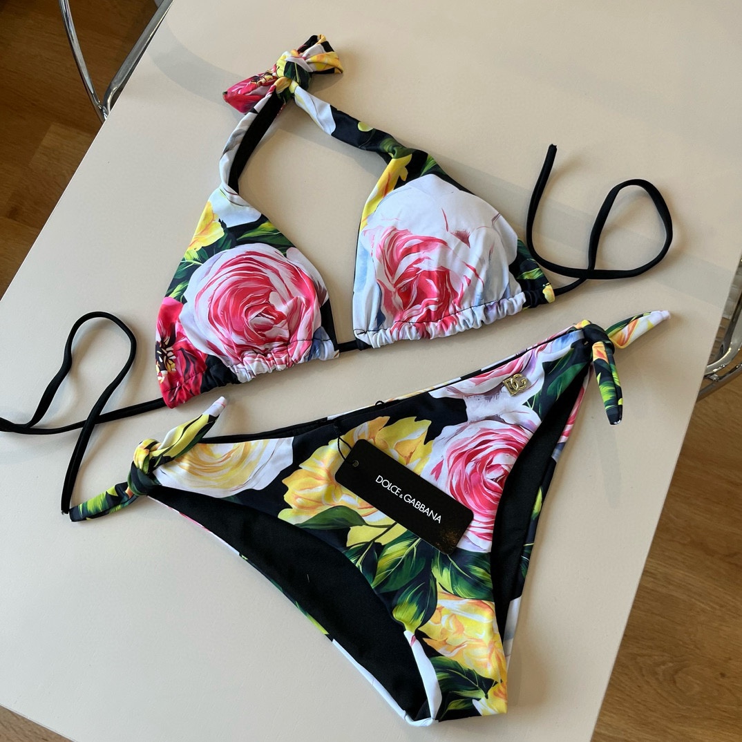 。
D&G杜嘉班纳新款分体泳衣😍🥰适合多种场景的游泳衣🏊‍♀️海边 游泳池 温泉 水上乐园 漂流都可以😌