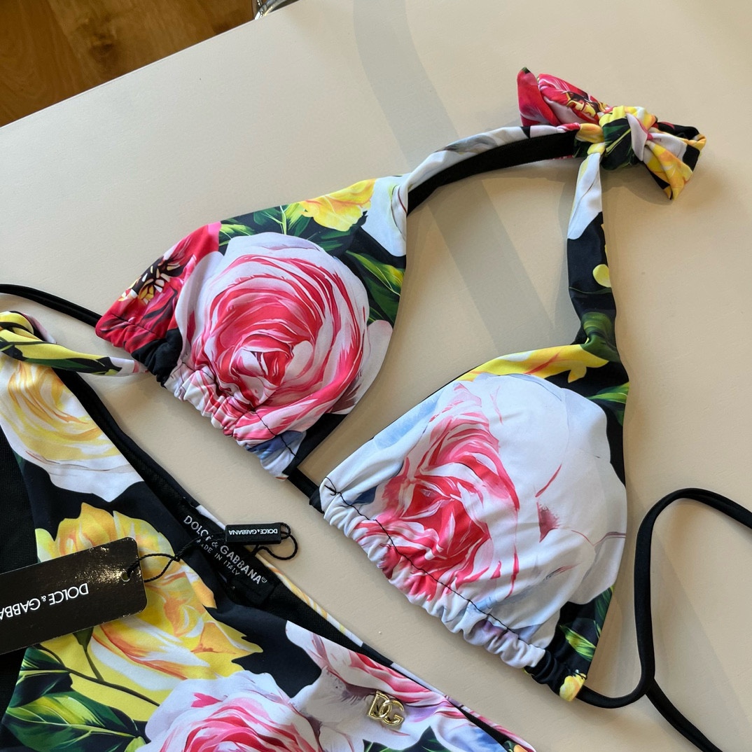 。
D&G杜嘉班纳新款分体泳衣😍🥰适合多种场景的游泳衣🏊‍♀️海边 游泳池 温泉 水上乐园 漂流都可以😌