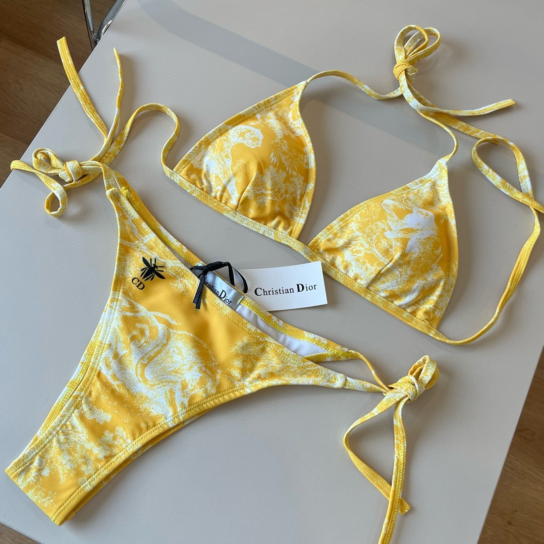 。
Dior 迪奥新款分体泳衣😍🥰适合多种场景的游泳衣🏊‍♀️海边 游泳池 温泉 水上乐园 漂流都可以😌