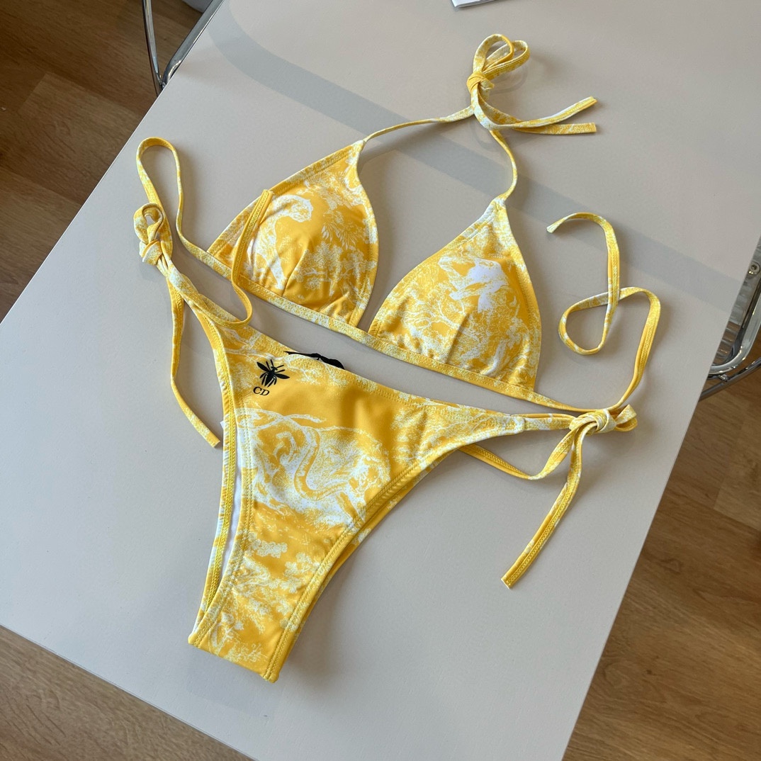。
Dior 迪奥新款分体泳衣😍🥰适合多种场景的游泳衣🏊‍♀️海边 游泳池 温泉 水上乐园 漂流都可以😌