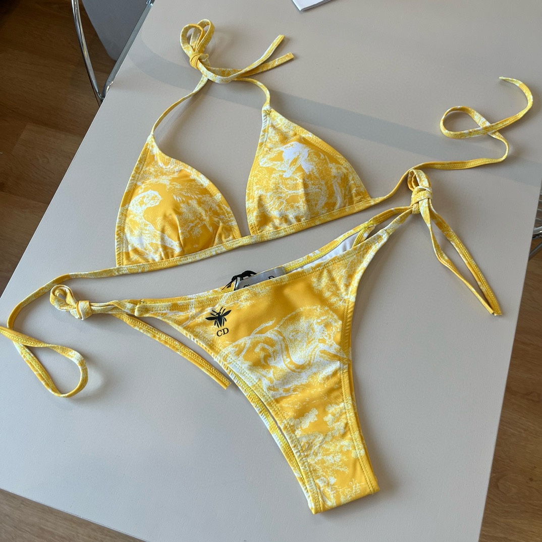 。
Dior 迪奥新款分体泳衣😍🥰适合多种场景的游泳衣🏊‍♀️海边 游泳池 温泉 水上乐园 漂流都可以😌