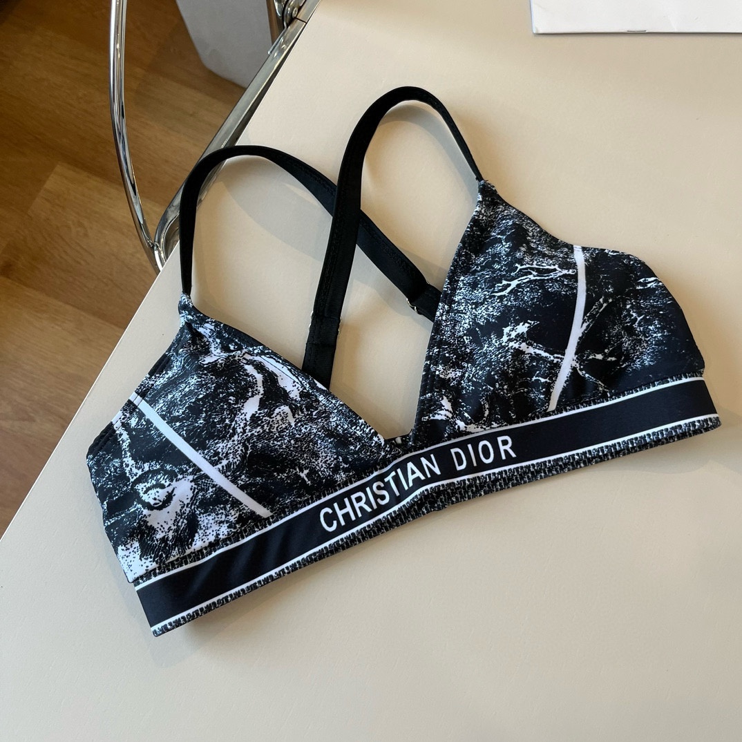 。
Dior 迪奥新款分体泳衣😍🥰适合多种场景的游泳衣🏊‍♀️海边 游泳池 温泉 水上乐园 漂流都可以😌