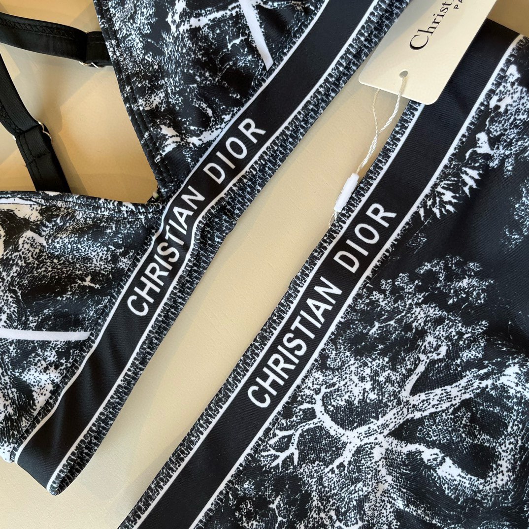 。
Dior 迪奥新款分体泳衣😍🥰适合多种场景的游泳衣🏊‍♀️海边 游泳池 温泉 水上乐园 漂流都可以😌