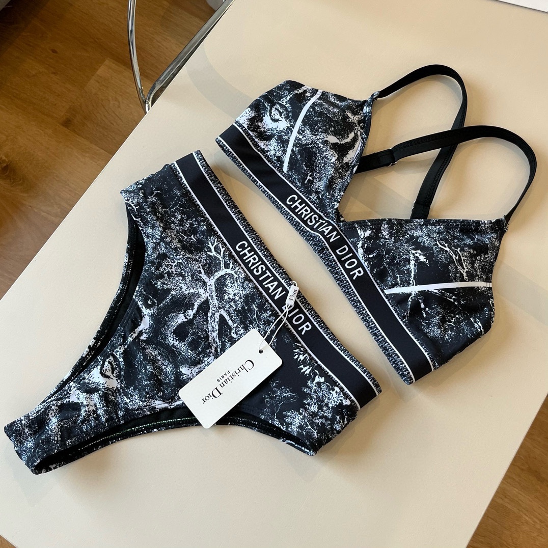 。
Dior 迪奥新款分体泳衣😍🥰适合多种场景的游泳衣🏊‍♀️海边 游泳池 温泉 水上乐园 漂流都可以😌