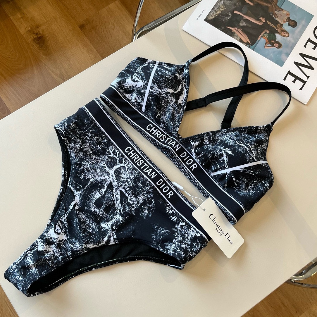 。
Dior 迪奥新款分体泳衣😍🥰适合多种场景的游泳衣🏊‍♀️海边 游泳池 温泉 水上乐园 漂流都可以😌