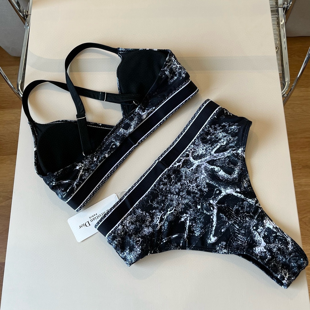 。
Dior 迪奥新款分体泳衣😍🥰适合多种场景的游泳衣🏊‍♀️海边 游泳池 温泉 水上乐园 漂流都可以😌