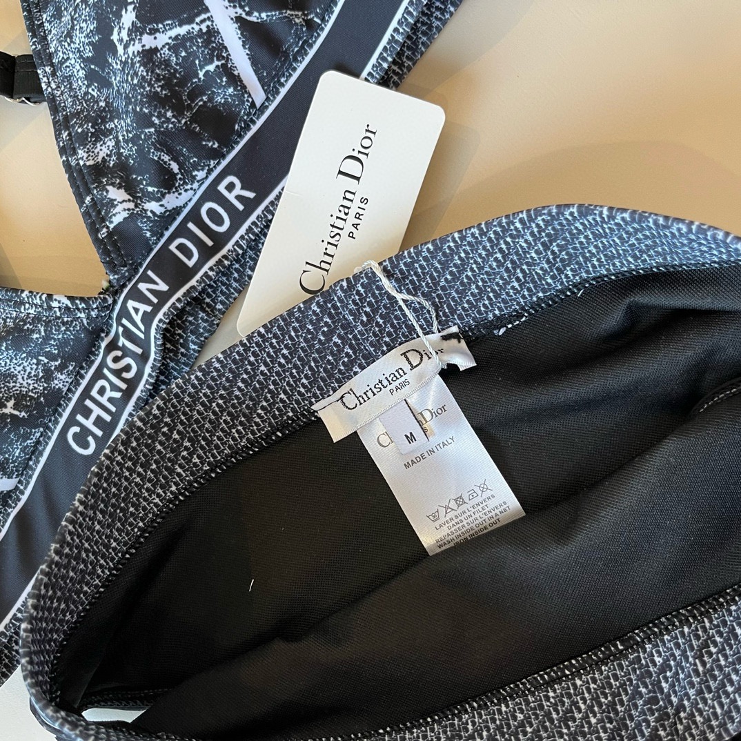 。
Dior 迪奥新款分体泳衣😍🥰适合多种场景的游泳衣🏊‍♀️海边 游泳池 温泉 水上乐园 漂流都可以😌