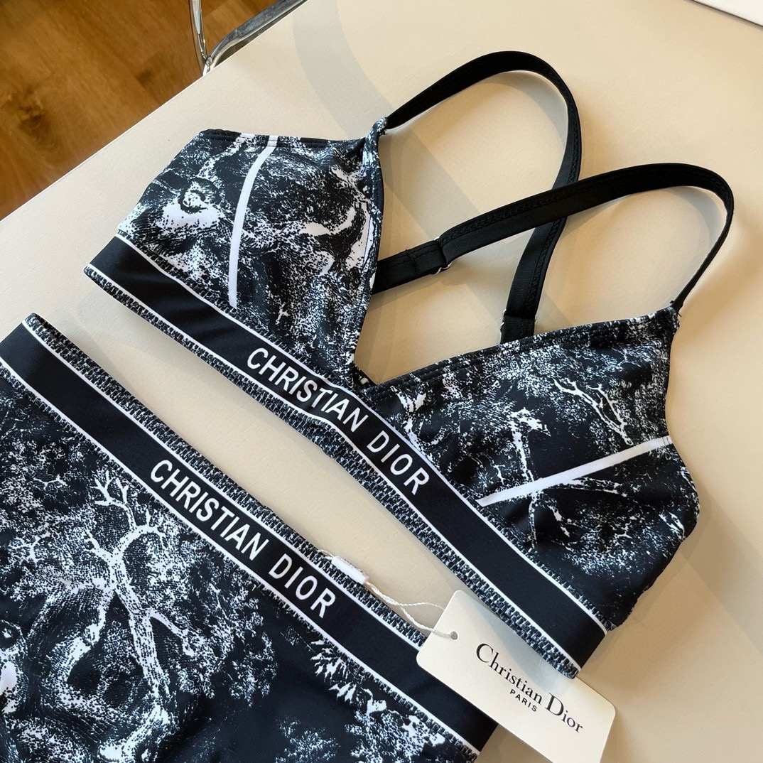 。
Dior 迪奥新款分体泳衣😍🥰适合多种场景的游泳衣🏊‍♀️海边 游泳池 温泉 水上乐园 漂流都可以😌