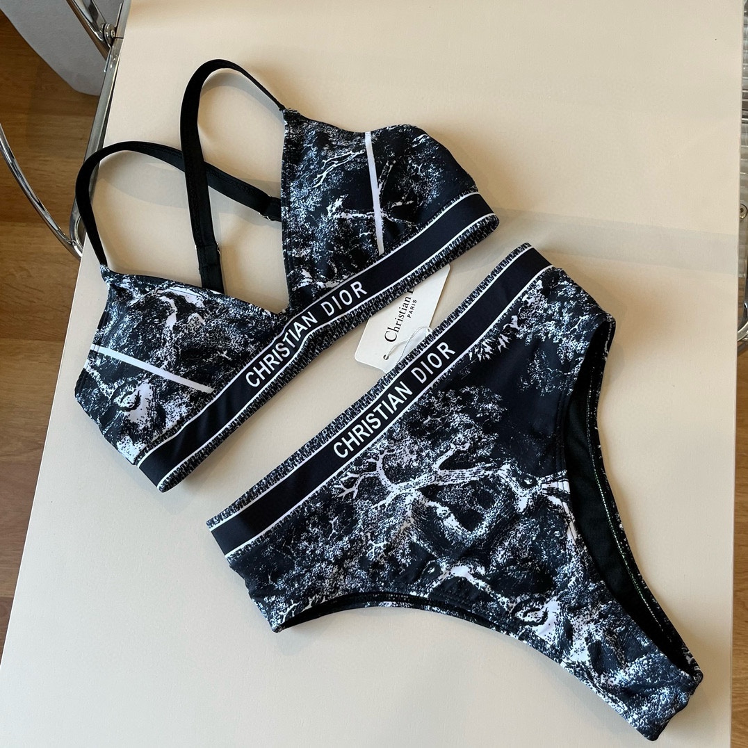 。
Dior 迪奥新款分体泳衣😍🥰适合多种场景的游泳衣🏊‍♀️海边 游泳池 温泉 水上乐园 漂流都可以😌