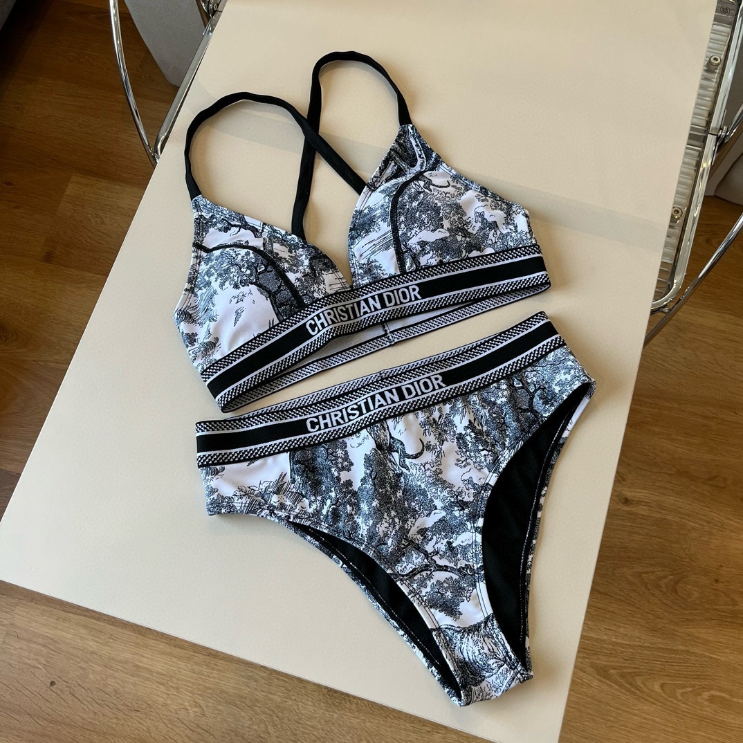 。
Dior 迪奥新款分体泳衣😍🥰适合多种场景的游泳衣🏊‍♀️海边 游泳池 温泉 水上乐园 漂流都可以😌