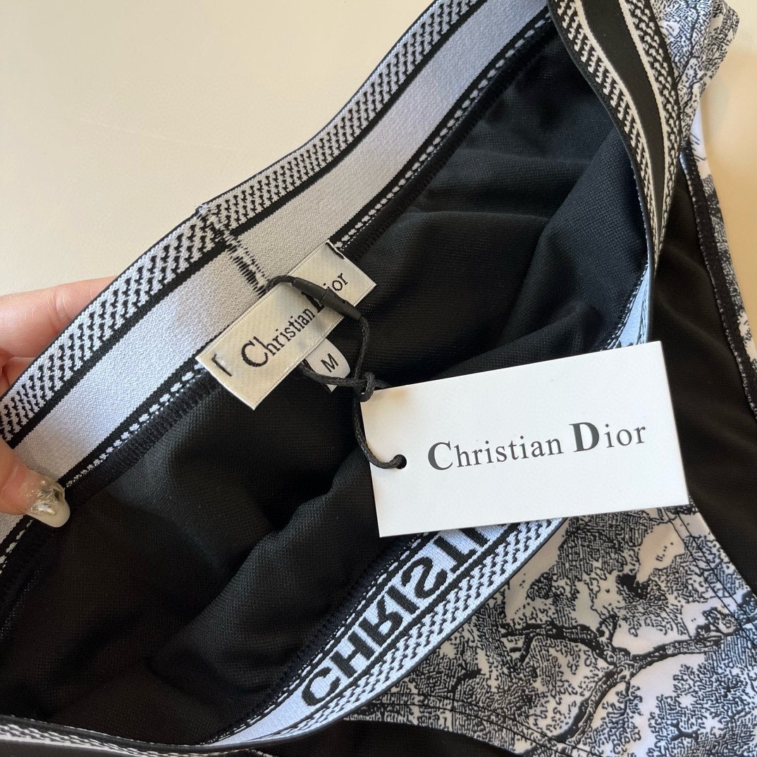 。
Dior 迪奥新款分体泳衣😍🥰适合多种场景的游泳衣🏊‍♀️海边 游泳池 温泉 水上乐园 漂流都可以😌
