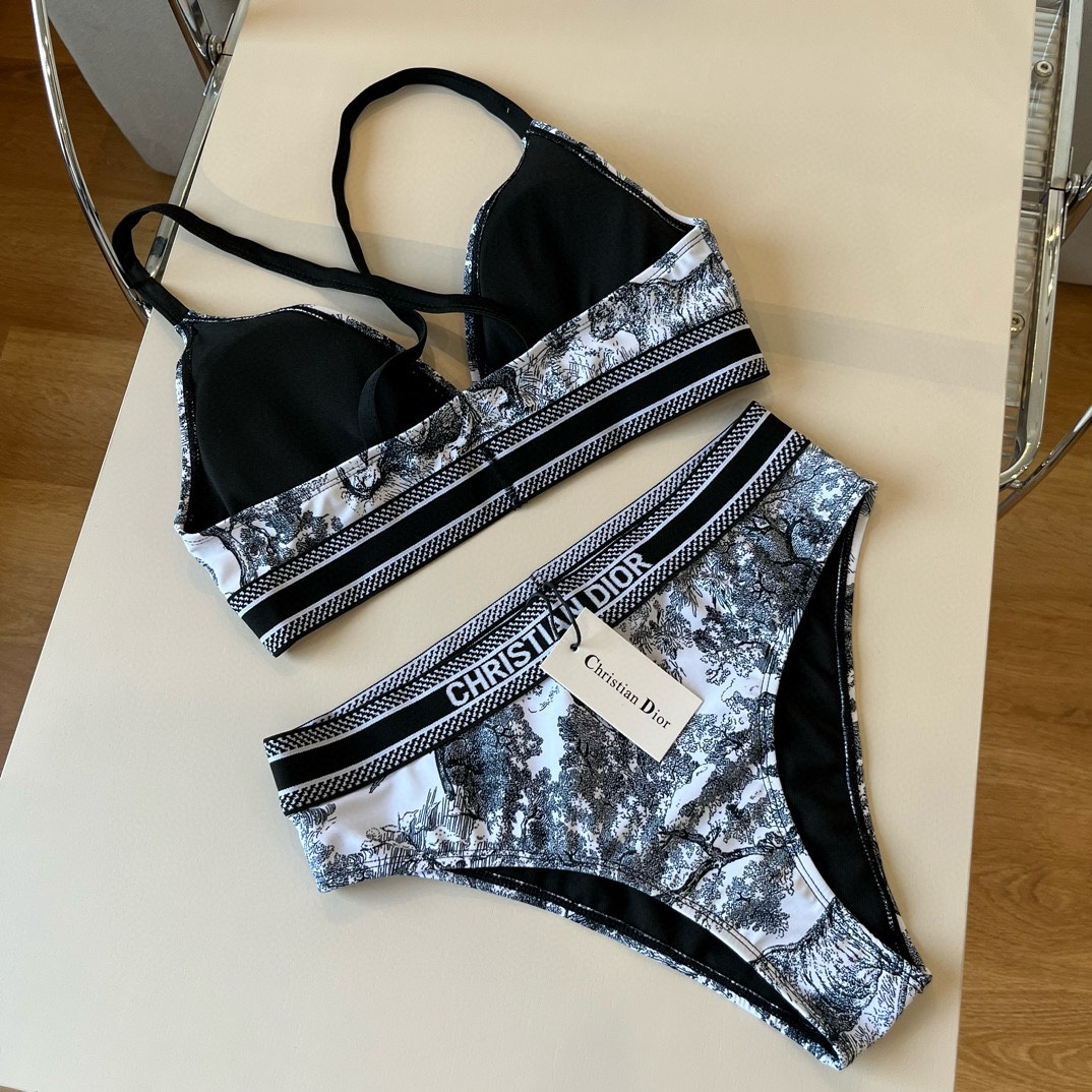 。
Dior 迪奥新款分体泳衣😍🥰适合多种场景的游泳衣🏊‍♀️海边 游泳池 温泉 水上乐园 漂流都可以😌