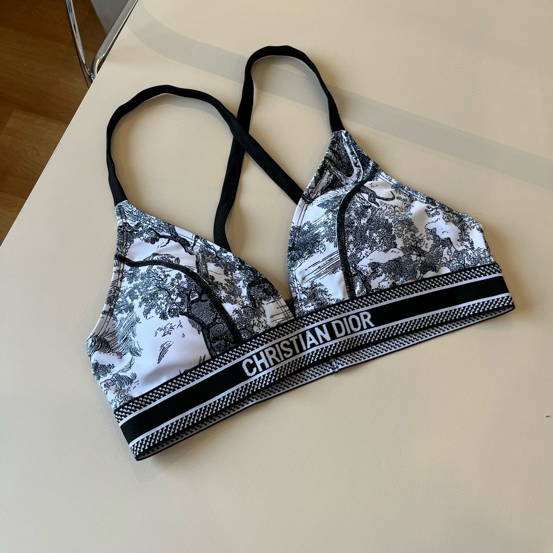 。
Dior 迪奥新款分体泳衣😍🥰适合多种场景的游泳衣🏊‍♀️海边 游泳池 温泉 水上乐园 漂流都可以😌