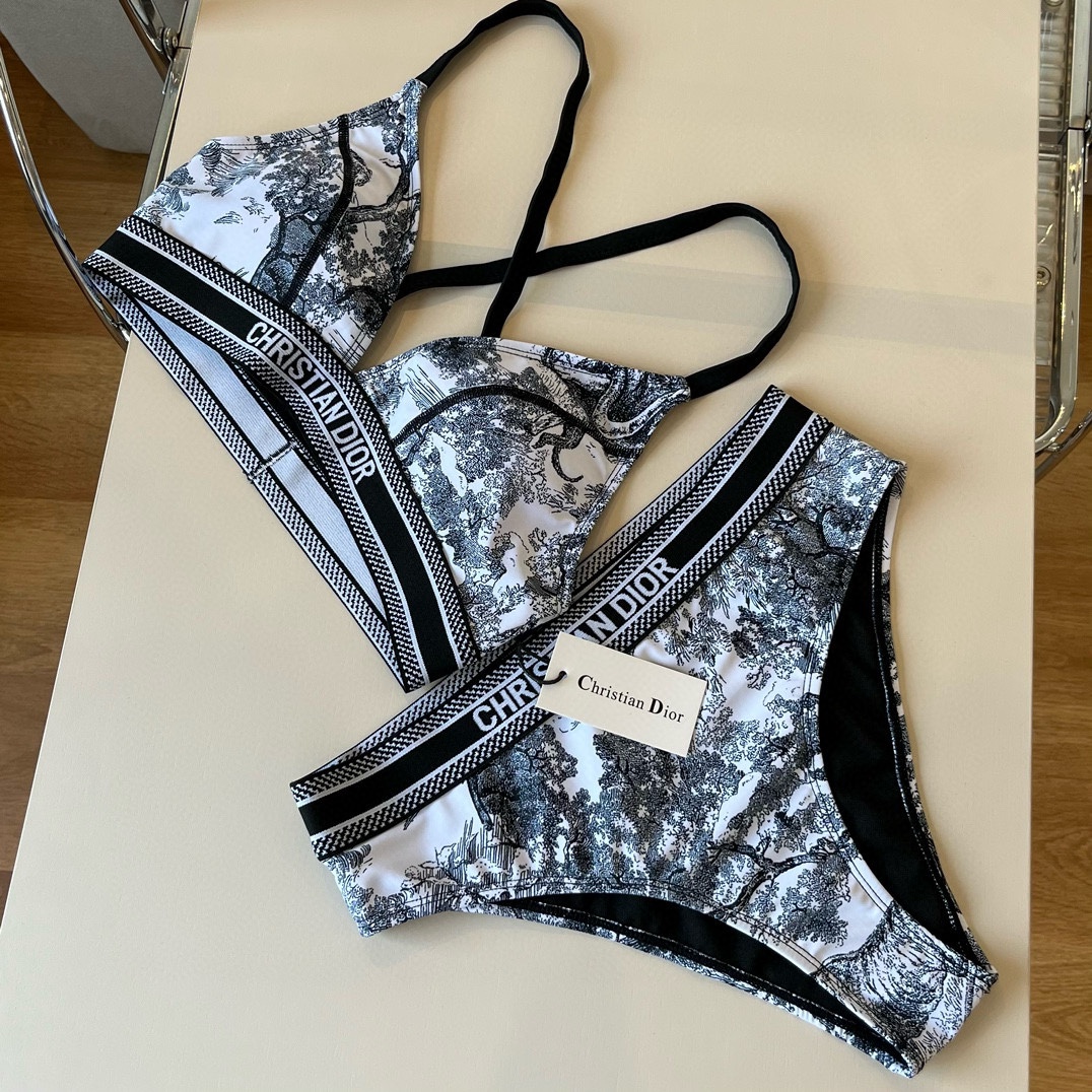。
Dior 迪奥新款分体泳衣😍🥰适合多种场景的游泳衣🏊‍♀️海边 游泳池 温泉 水上乐园 漂流都可以😌