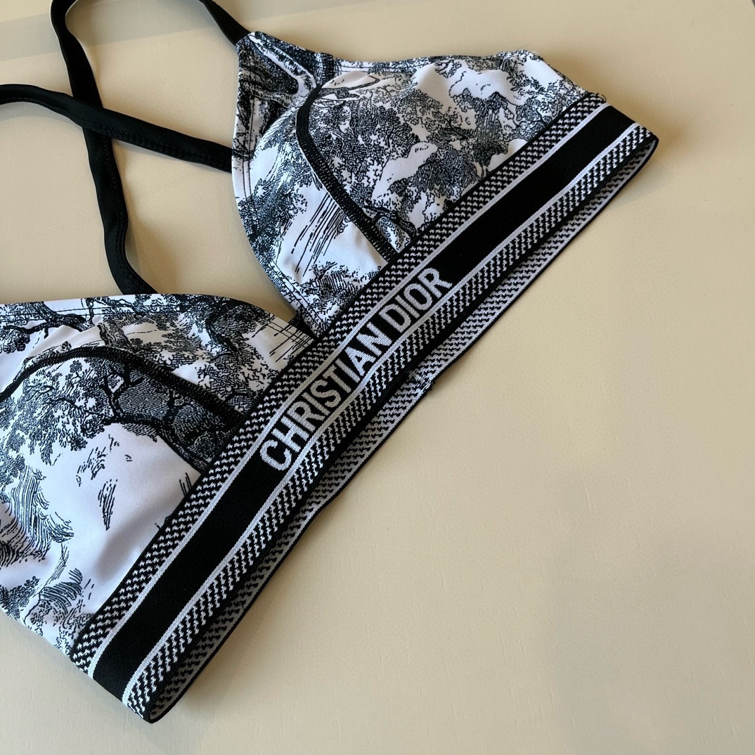 。
Dior 迪奥新款分体泳衣😍🥰适合多种场景的游泳衣🏊‍♀️海边 游泳池 温泉 水上乐园 漂流都可以😌