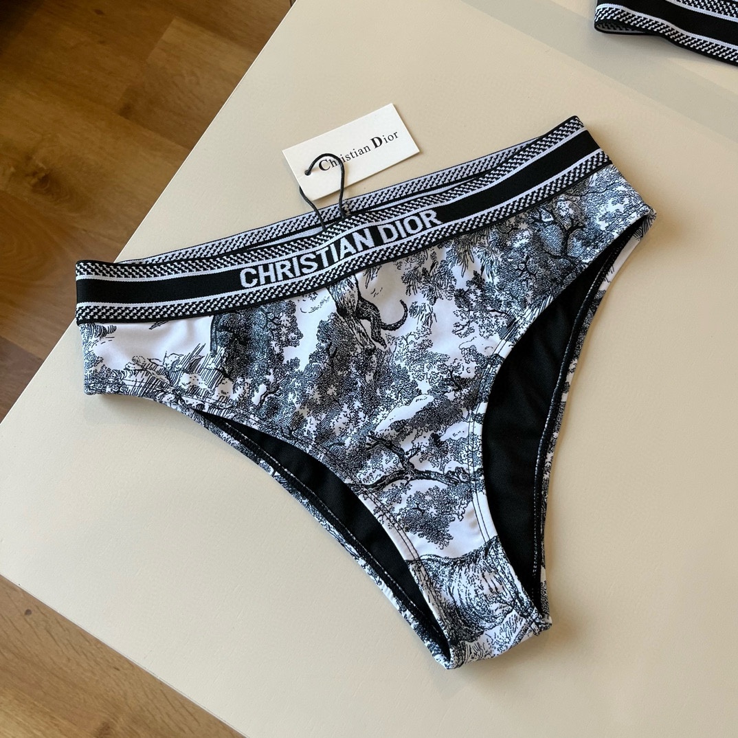 。
Dior 迪奥新款分体泳衣😍🥰适合多种场景的游泳衣🏊‍♀️海边 游泳池 温泉 水上乐园 漂流都可以😌