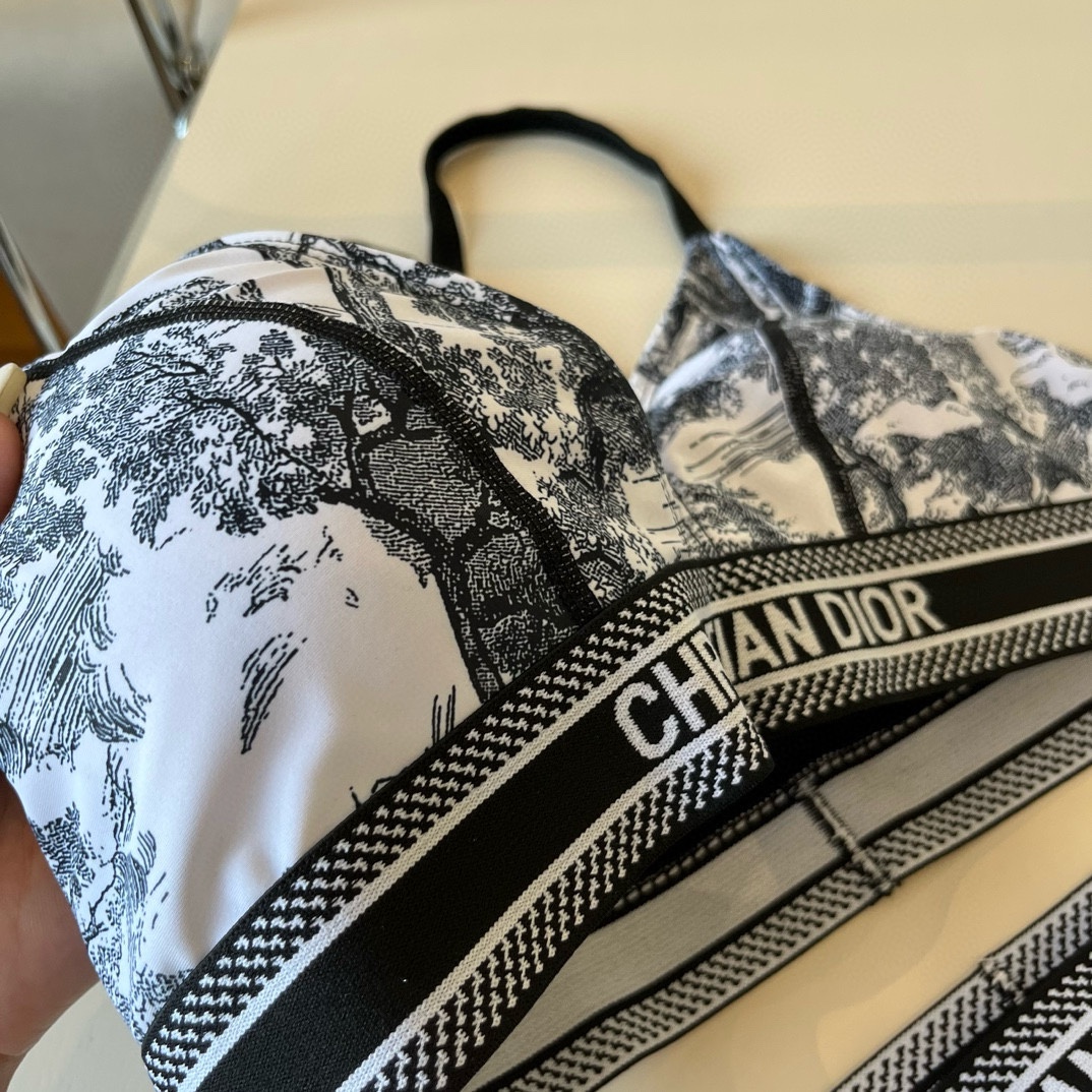 。
Dior 迪奥新款分体泳衣😍🥰适合多种场景的游泳衣🏊‍♀️海边 游泳池 温泉 水上乐园 漂流都可以😌