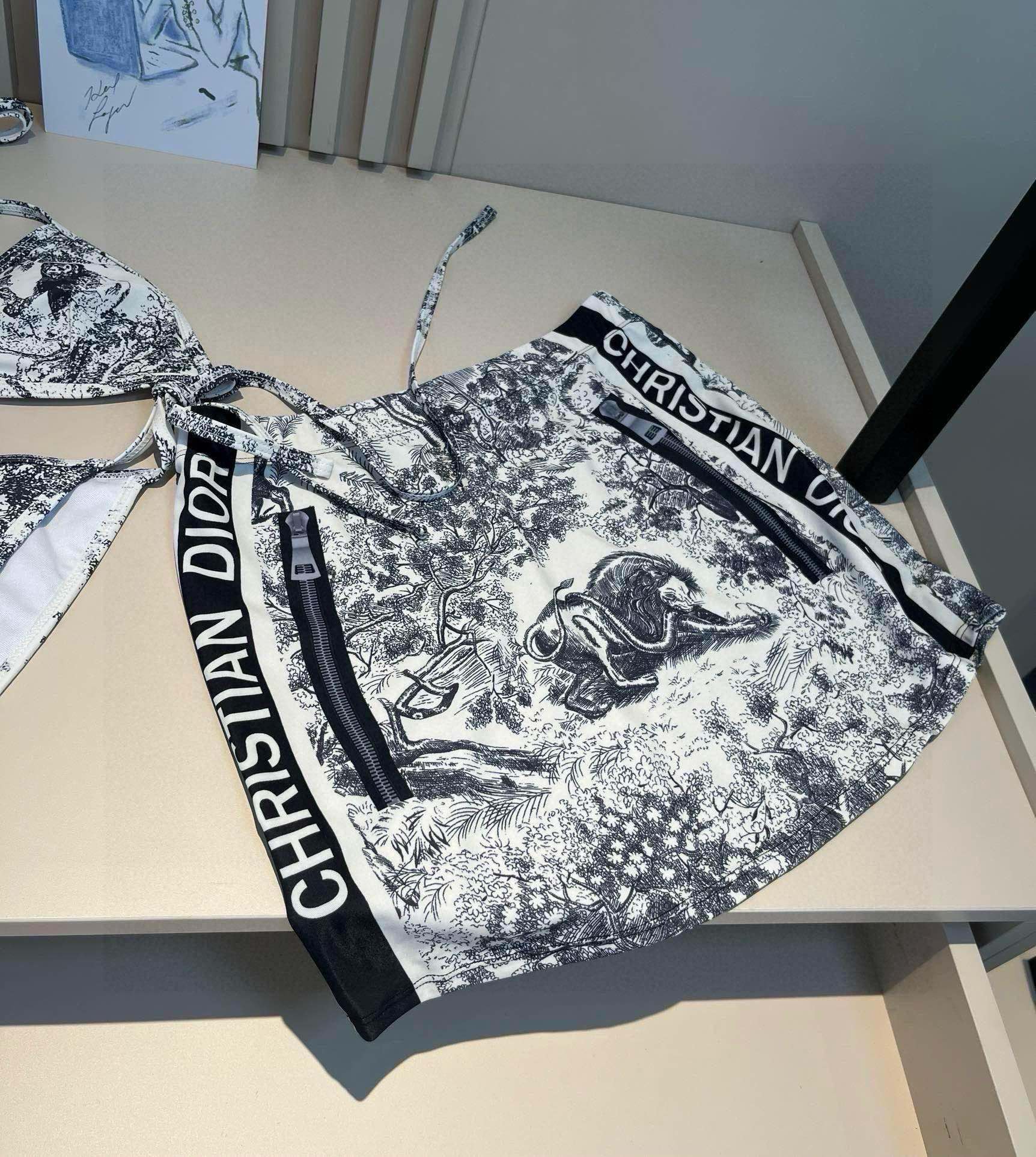 。 三件套
Dior迪奥 经典比基尼👙❤️😍🥰适合多种场景的游泳衣🏊‍♀️海边 游泳池 温泉 水上乐园 