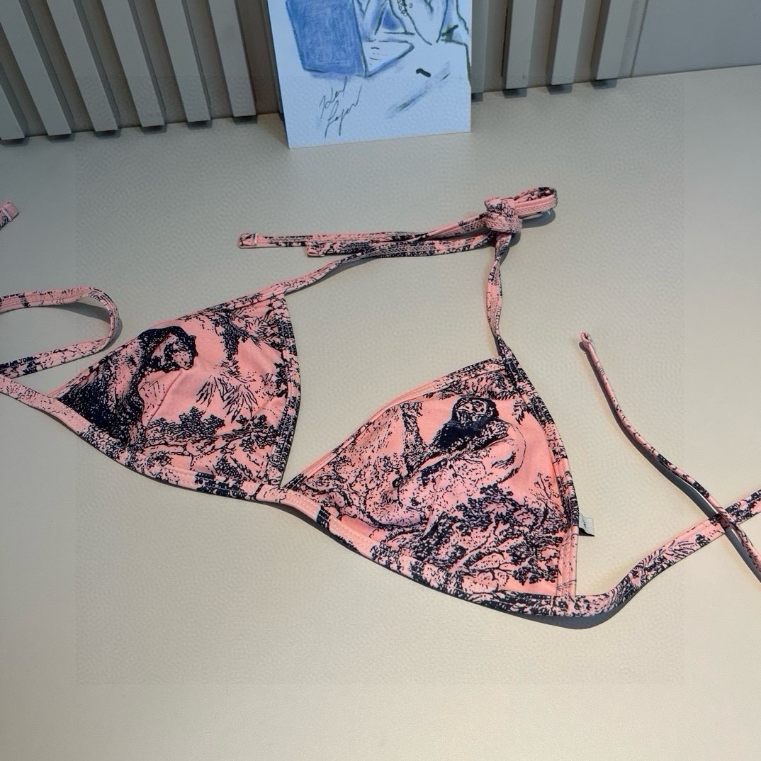 。 三件套
Dior迪奥 经典比基尼👙❤️😍🥰适合多种场景的游泳衣🏊‍♀️海边 游泳池 温泉 水上乐园 