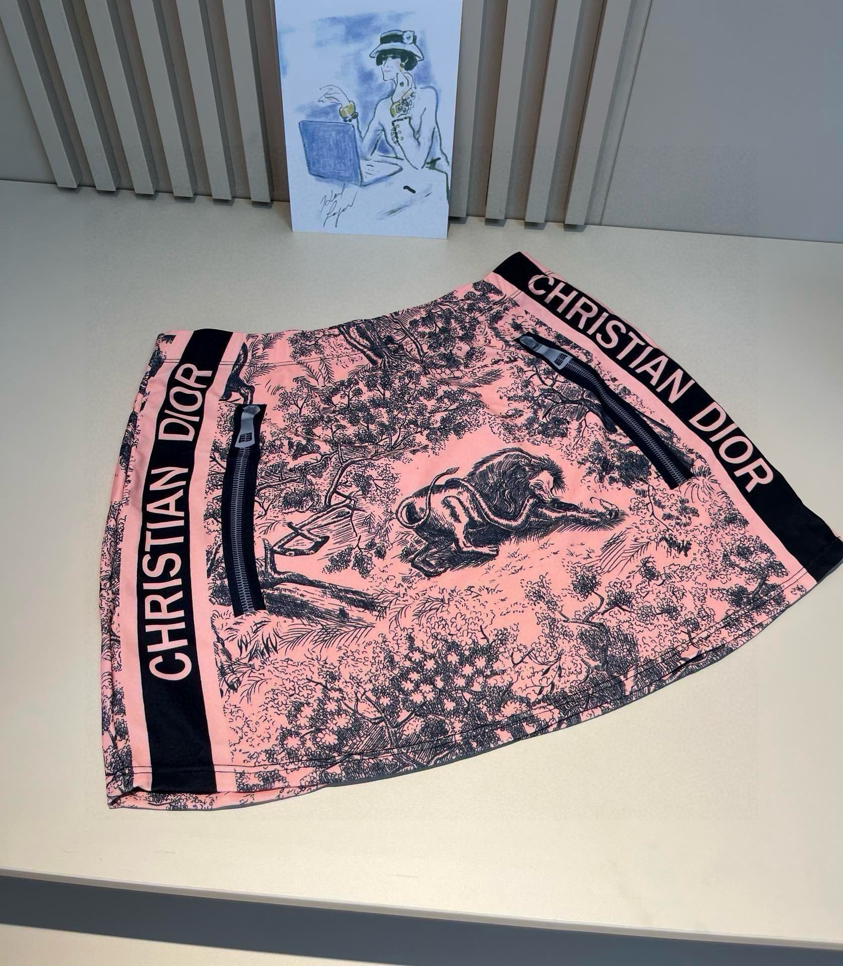 。 三件套
Dior迪奥 经典比基尼👙❤️😍🥰适合多种场景的游泳衣🏊‍♀️海边 游泳池 温泉 水上乐园 