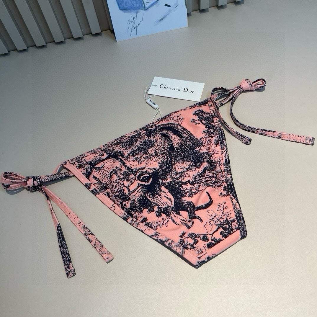 。 三件套
Dior迪奥 经典比基尼👙❤️😍🥰适合多种场景的游泳衣🏊‍♀️海边 游泳池 温泉 水上乐园 