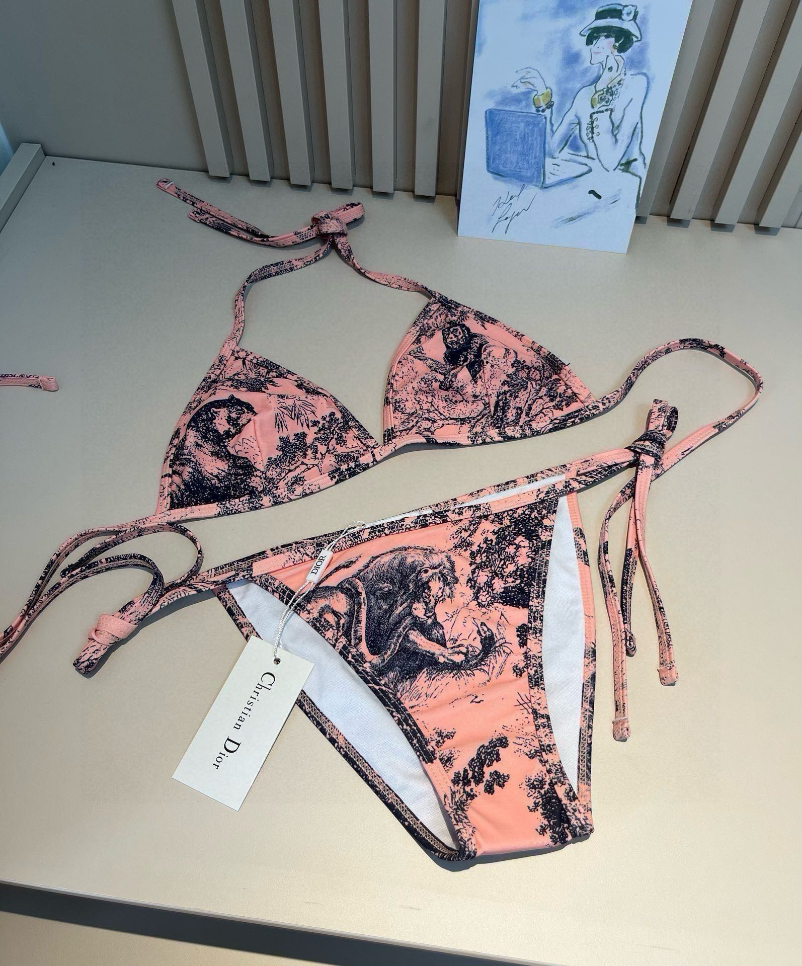 。 三件套
Dior迪奥 经典比基尼👙❤️😍🥰适合多种场景的游泳衣🏊‍♀️海边 游泳池 温泉 水上乐园 