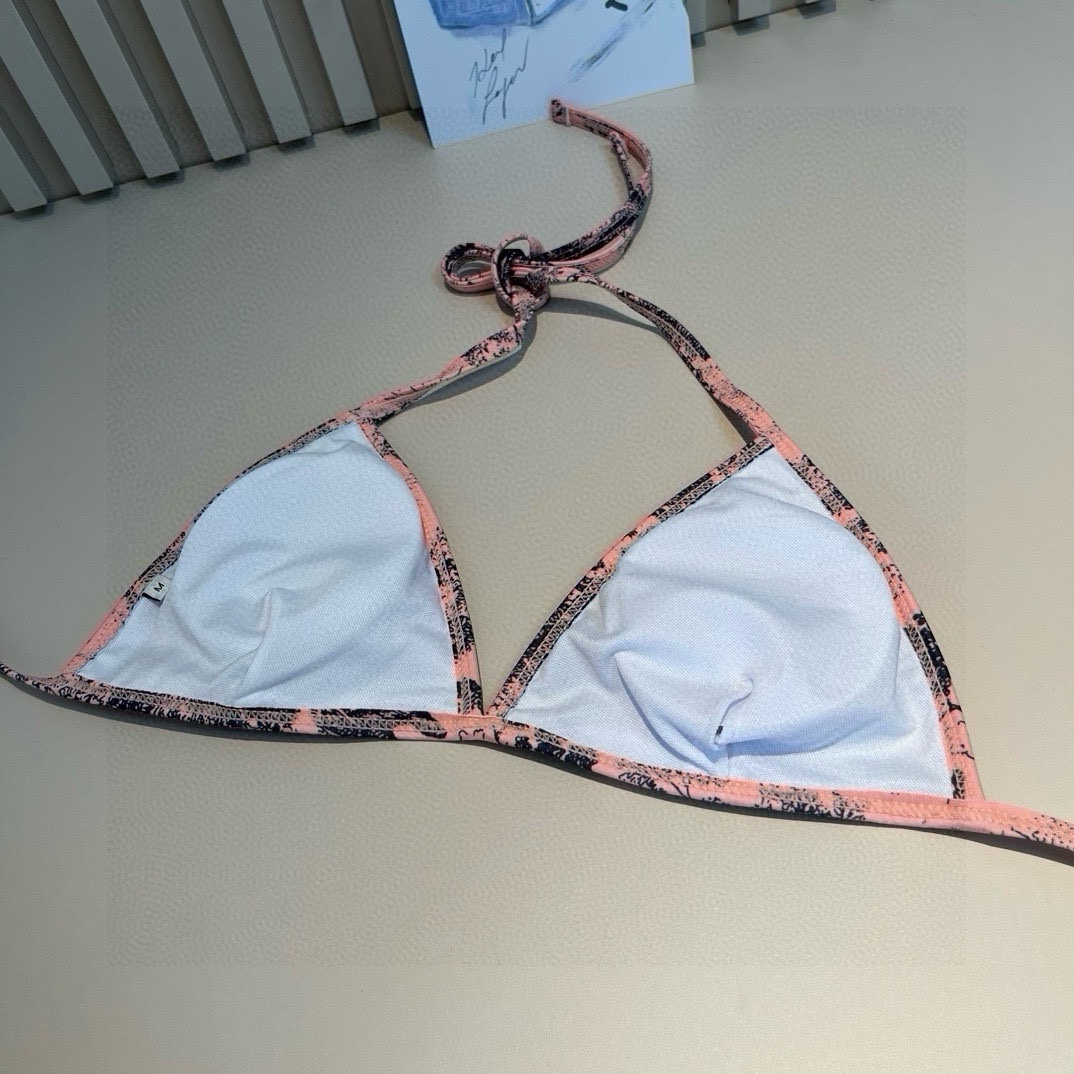 。 三件套
Dior迪奥 经典比基尼👙❤️😍🥰适合多种场景的游泳衣🏊‍♀️海边 游泳池 温泉 水上乐园 