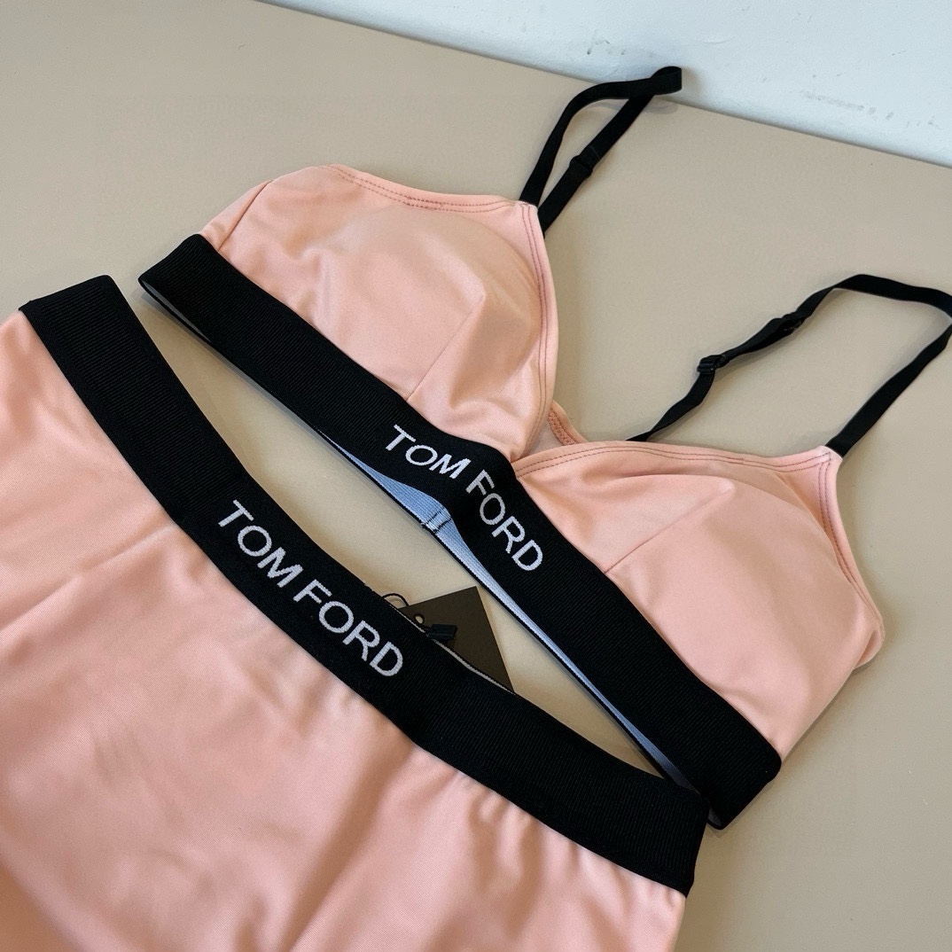 。
TOMFORD新款比基尼中古套装  吊带背心 三角打底裤分体泳衣 S M L X L
