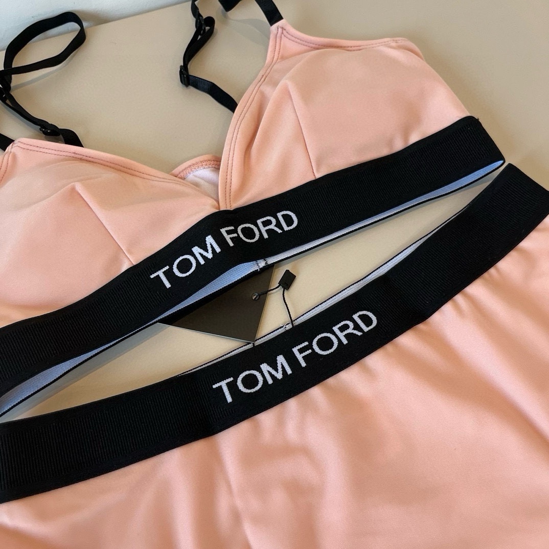 。
TOMFORD新款比基尼中古套装  吊带背心 三角打底裤分体泳衣 S M L X L