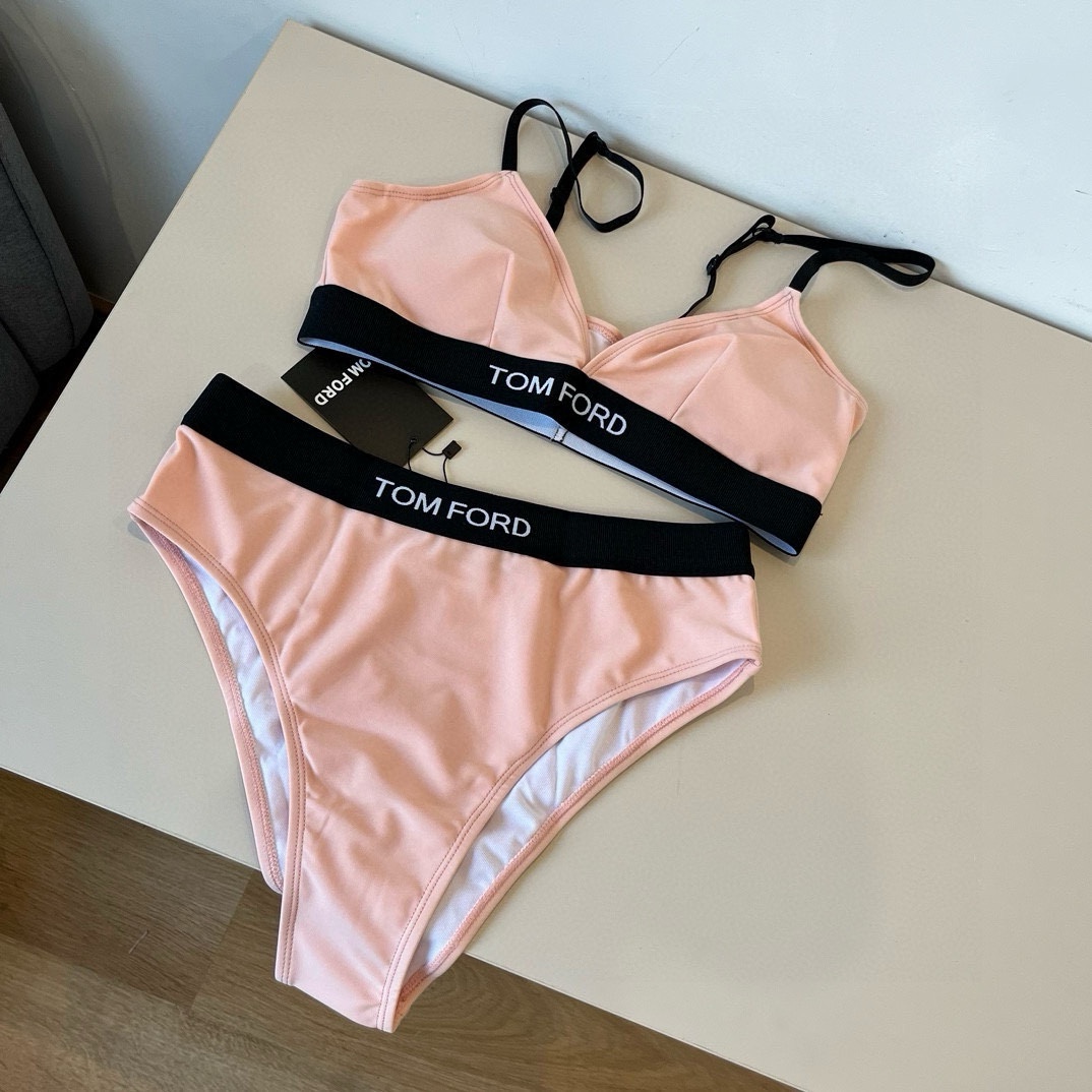 。
TOMFORD新款比基尼中古套装  吊带背心 三角打底裤分体泳衣 S M L X L