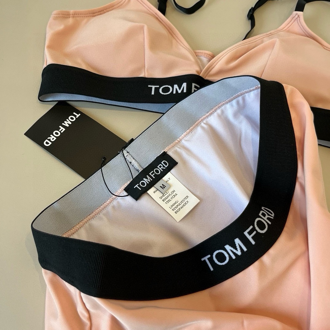 。
TOMFORD新款比基尼中古套装  吊带背心 三角打底裤分体泳衣 S M L X L