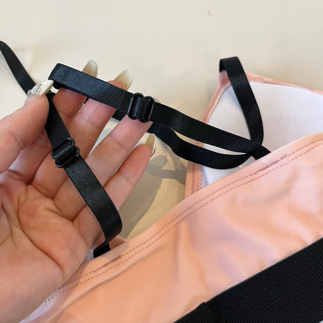 。
TOMFORD新款比基尼中古套装  吊带背心 三角打底裤分体泳衣 S M L X L