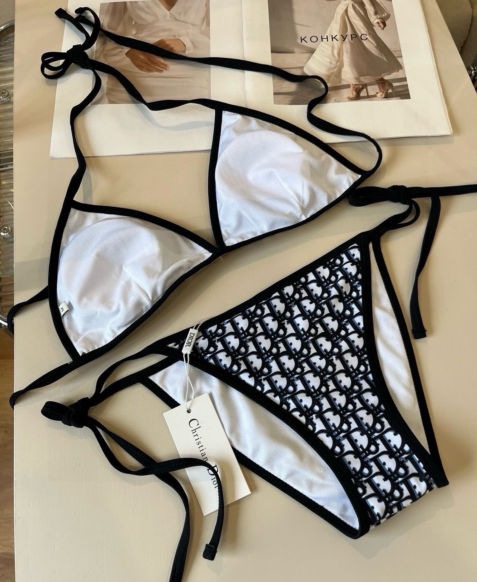 。
Dior迪奥 经典比基尼👙❤️😍🥰适合多种场景的游泳衣🏊‍♀️海边 游泳池 温泉 水上乐园 漂流都可