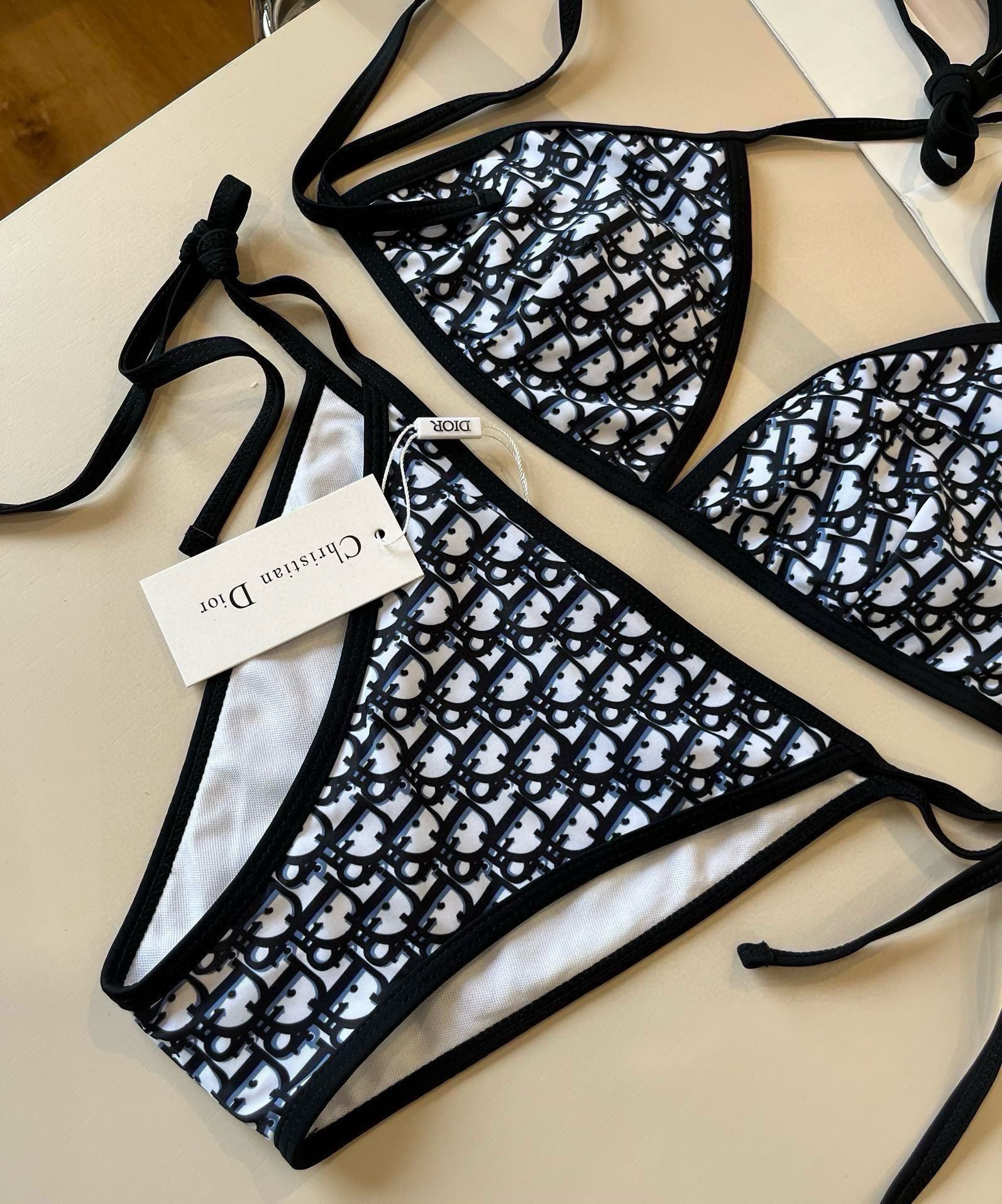 。
Dior迪奥 经典比基尼👙❤️😍🥰适合多种场景的游泳衣🏊‍♀️海边 游泳池 温泉 水上乐园 漂流都可