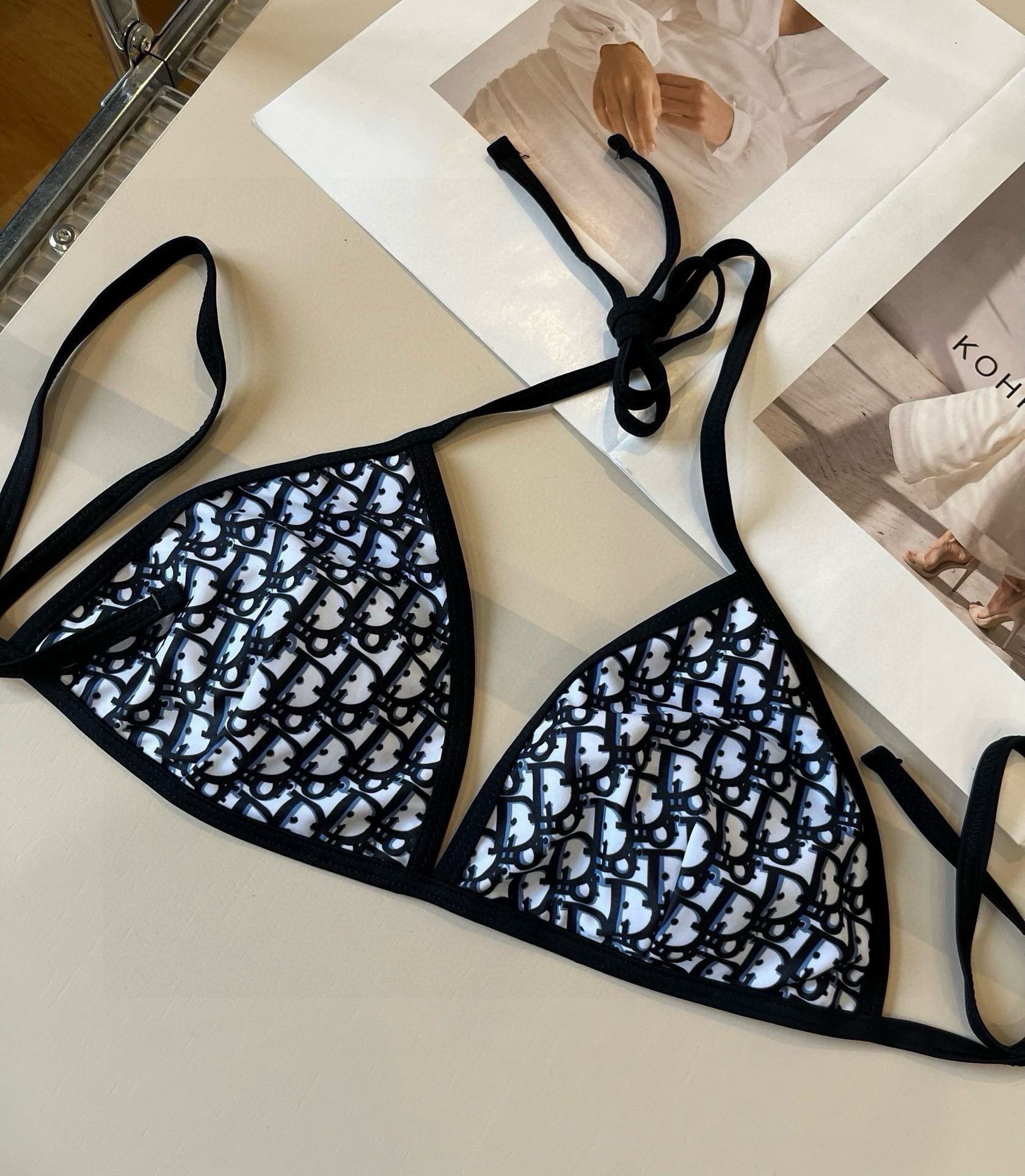 。
Dior迪奥 经典比基尼👙❤️😍🥰适合多种场景的游泳衣🏊‍♀️海边 游泳池 温泉 水上乐园 漂流都可