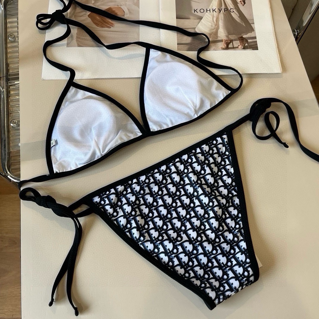 。
Dior迪奥 经典比基尼👙❤️😍🥰适合多种场景的游泳衣🏊‍♀️海边 游泳池 温泉 水上乐园 漂流都可
