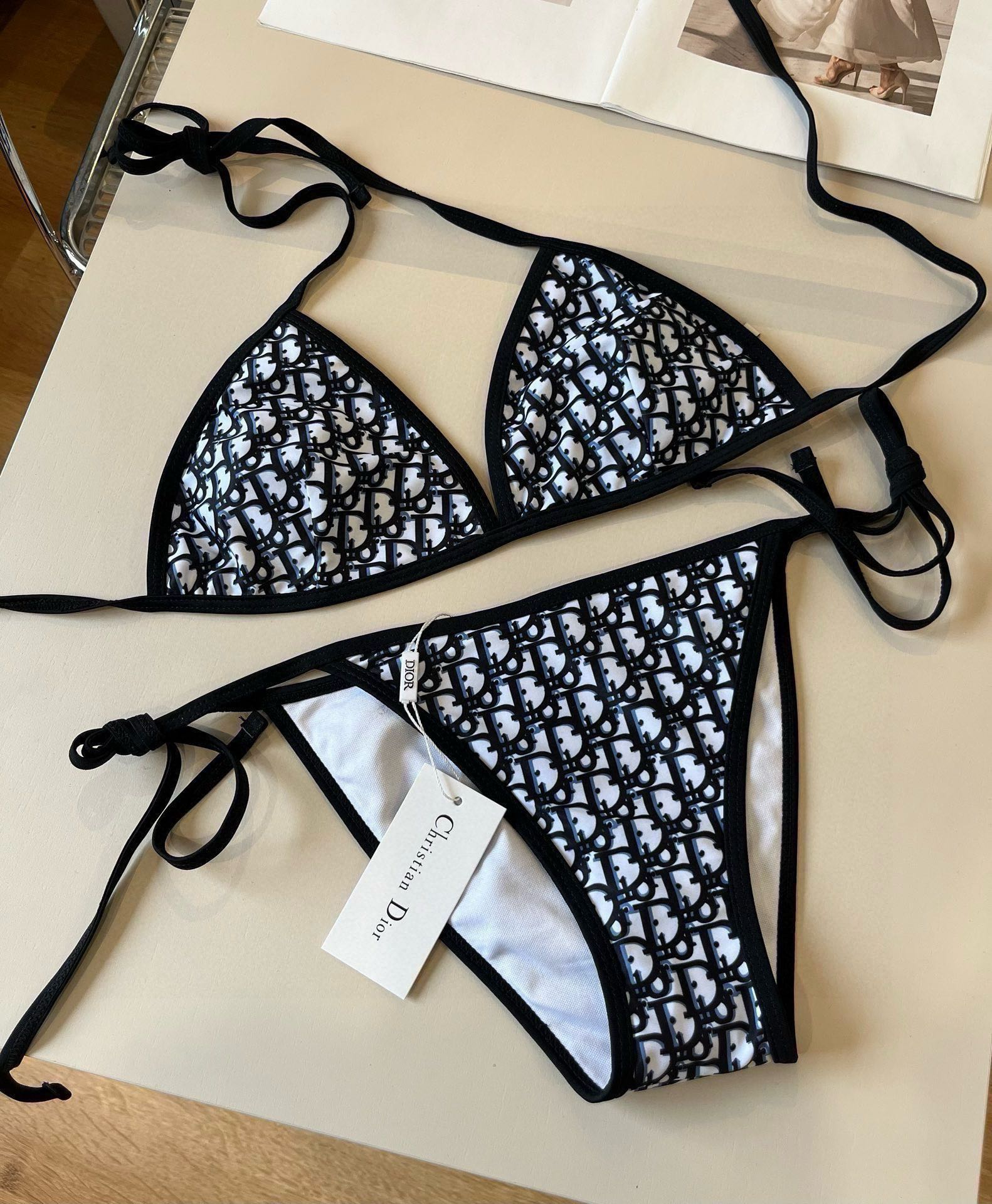 。
Dior迪奥 经典比基尼👙❤️😍🥰适合多种场景的游泳衣🏊‍♀️海边 游泳池 温泉 水上乐园 漂流都可