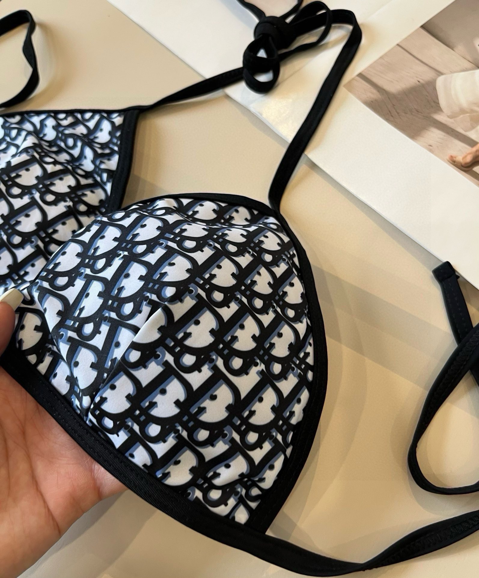 。
Dior迪奥 经典比基尼👙❤️😍🥰适合多种场景的游泳衣🏊‍♀️海边 游泳池 温泉 水上乐园 漂流都可