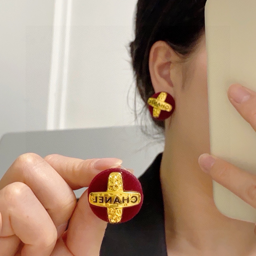 NO:110629,Chanel's medieval style, double C high-end plush autumn and winter style wine-red earrings, beauty can never beat classics, and Chanel in the golden age is the most classic.  It is also the most delicious woman independent, elegant, charming, intellectual, and medieval, luxurious, not complicated, dual C classic and versatile, simple, not simple, 925 silver needles, jewelry fine, chanel, gold19860909香奈儿 中古款 字母双C高版本毛绒秋冬款酒红色耳钉 美丽永远敌不过经典 黄金时期的香奈就是最经典．也是最有味道的 女人独立优雅魅力知性中古 奢华不繁复 双C经典百搭 简约不简单925银针,饰品精品,chanel,gold,Jewelry