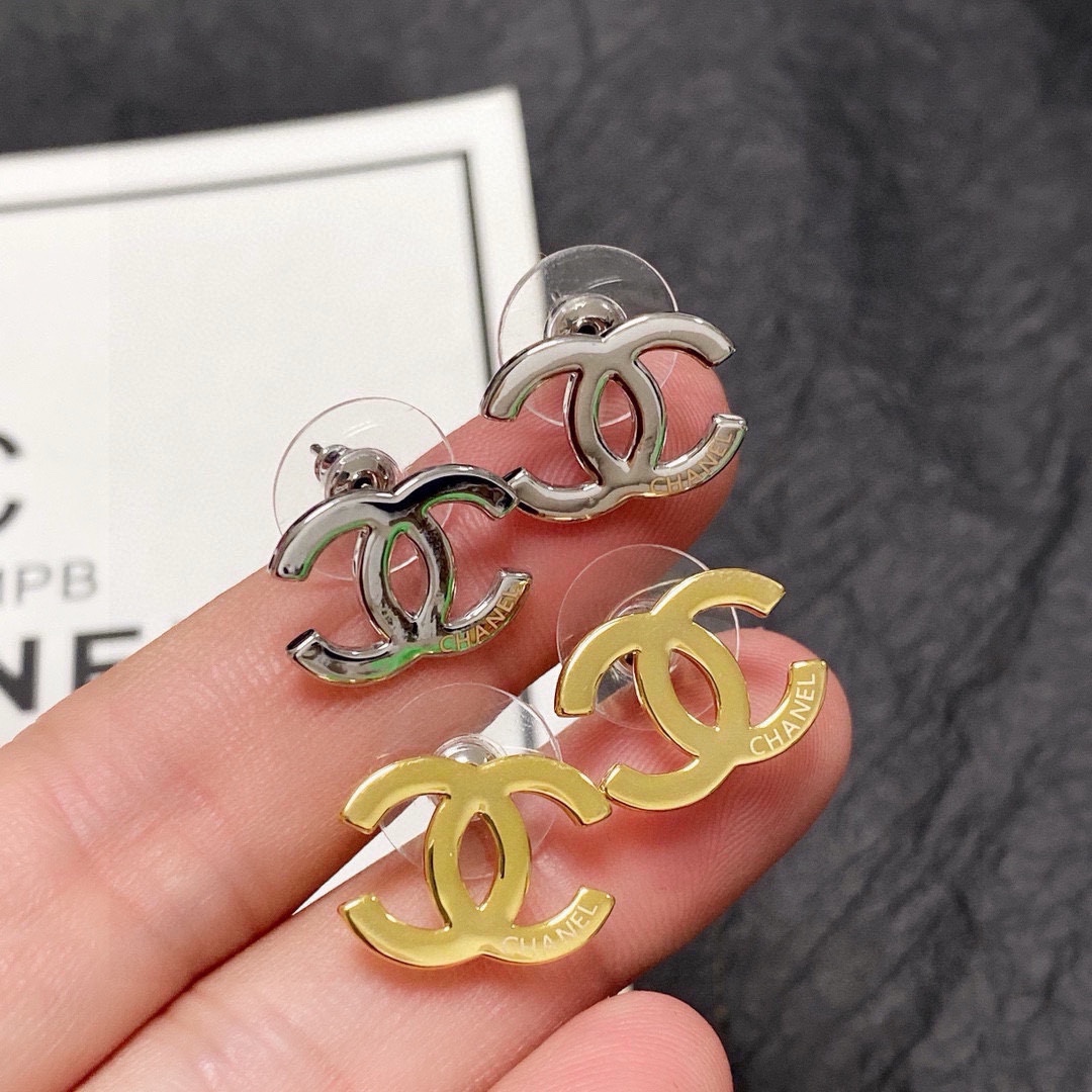 NO:110635,Chanel Xiaoxiang simple style small earrings are really super beautiful. The design is simple, but the wearing effect is good. Even the small earlobe like me is very okzp brass material. The upper ear is super elegant, the jewelry is boutique, chanel, earrings19860909Chanel 小香简约风格小耳钉这款耳环真的超级美看着设计简单但是佩戴效果好看到爆就连我这种小耳垂的也很okzp黄铜材质 上耳超气质优雅,饰品精品,chanel,earrings,Jewelry
