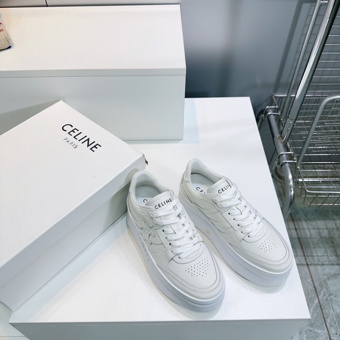 NO:260269,Top quality CELINE 2025 spring and summer new product show main promotion of the main style of the sponge cake thick-soled Arc de Triomphe logo tied casual shoes white shoes panda color matching simple and comfortable, clean and neat, height-enhancing and thin legs, whether worn alone or with wide-leg pants, high street and retro, we will make CE girls together. The upper is imported toe-layer cowhide, inner footbed breathable mesh cloth, original mold opening rubber outsole size: 35-40 (40 custom made without return) with original packaging, casual shoes/sports shoes, celine, celine, sneakers, cowhide19860909顶级品质 CELINE赛琳2025春夏新品秀场主推款松糕厚底凯旋门徽标系带休闲鞋小白鞋熊猫配色 简单舒服,干净利落,增高显腿细,无论是单穿还是搭配阔腿裤,高街又复古一起来做CE女孩 鞋面采用进口头层牛皮 内里垫脚透气网布 原版开模橡胶大底 码数:35-40（40订做不退换） 配原版包装,休闲鞋/运动鞋,celine,celine,sneakers,cowhide,Women's Shoes